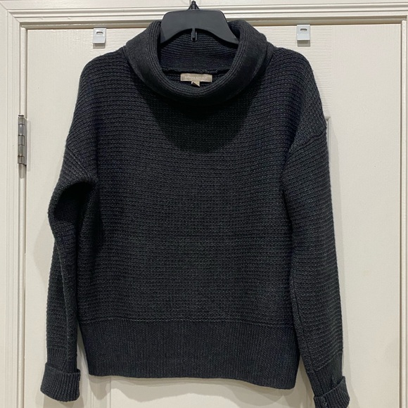 Banana Republic Sweaters - Banana Republic ladies medium weight black waffle sweater Size Med